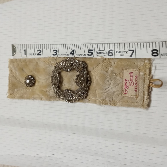 Textured Floral Rhinestone Bracelet - Picture 3 of 5